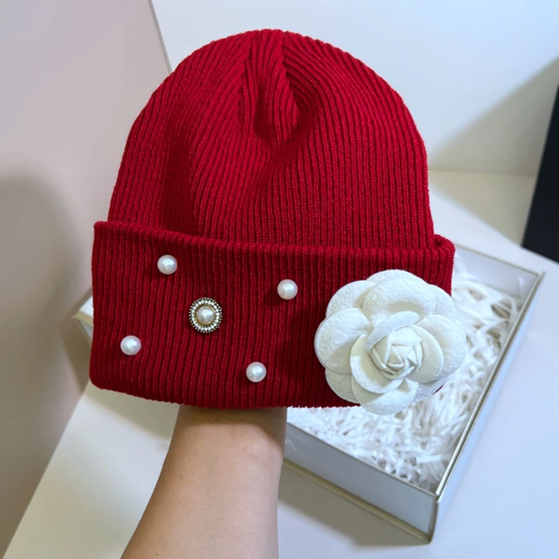 Женская зимняя трикотажная шапка с цветочным принтом