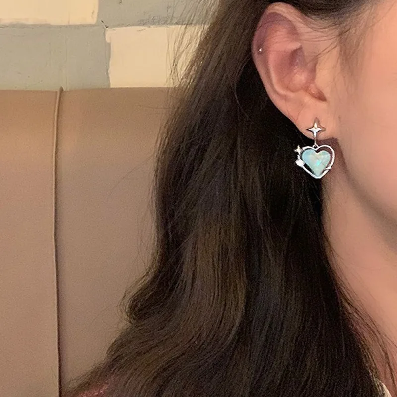 Женские серьги-подвески в форме сердца с кристаллами