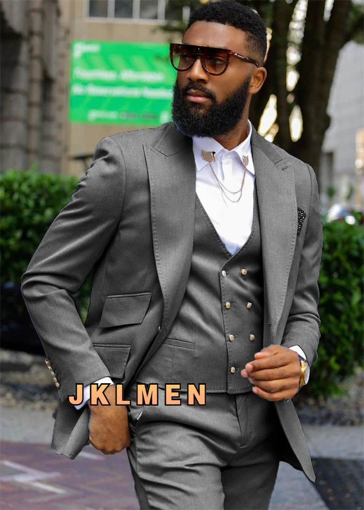 Мужской костюм из трех предметов бежевый с двубортным жилетом лацканами