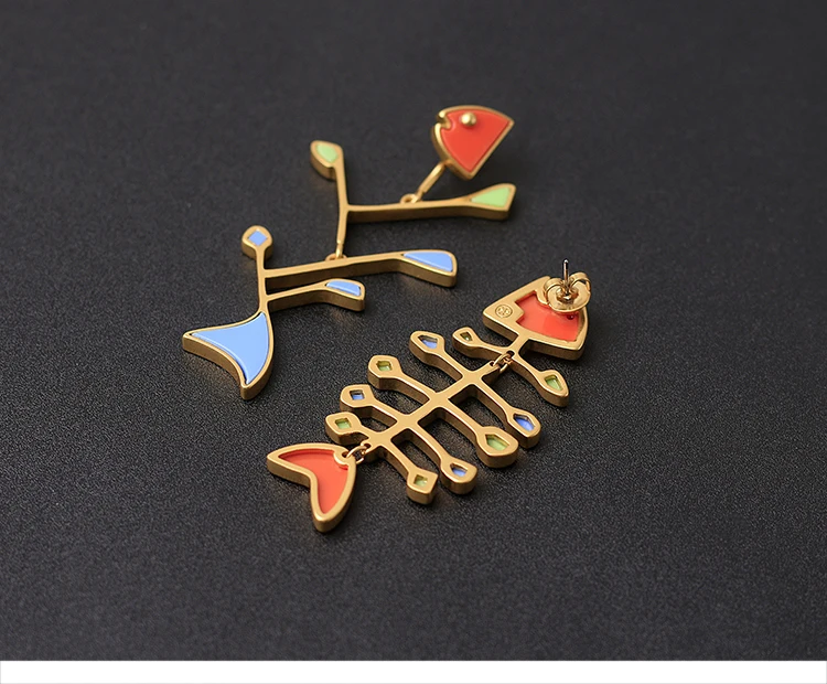 

Женские асимметричные серьги в виде рыбьей кости