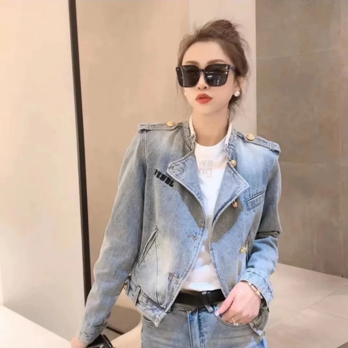 Укороченная женская джинсовая куртка маленькая демисезонная для женщин синяя