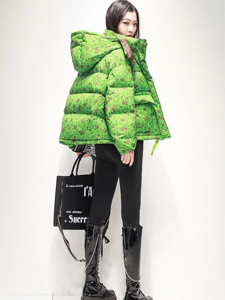 Женский пуховик с капюшоном и молнией