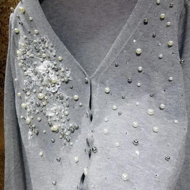 Женский вязаный кардиган с жемчужинами