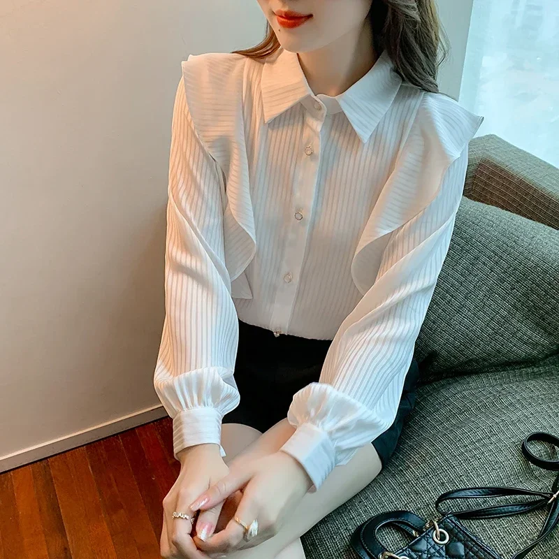 Женская рубашка с отложным воротником в полоску