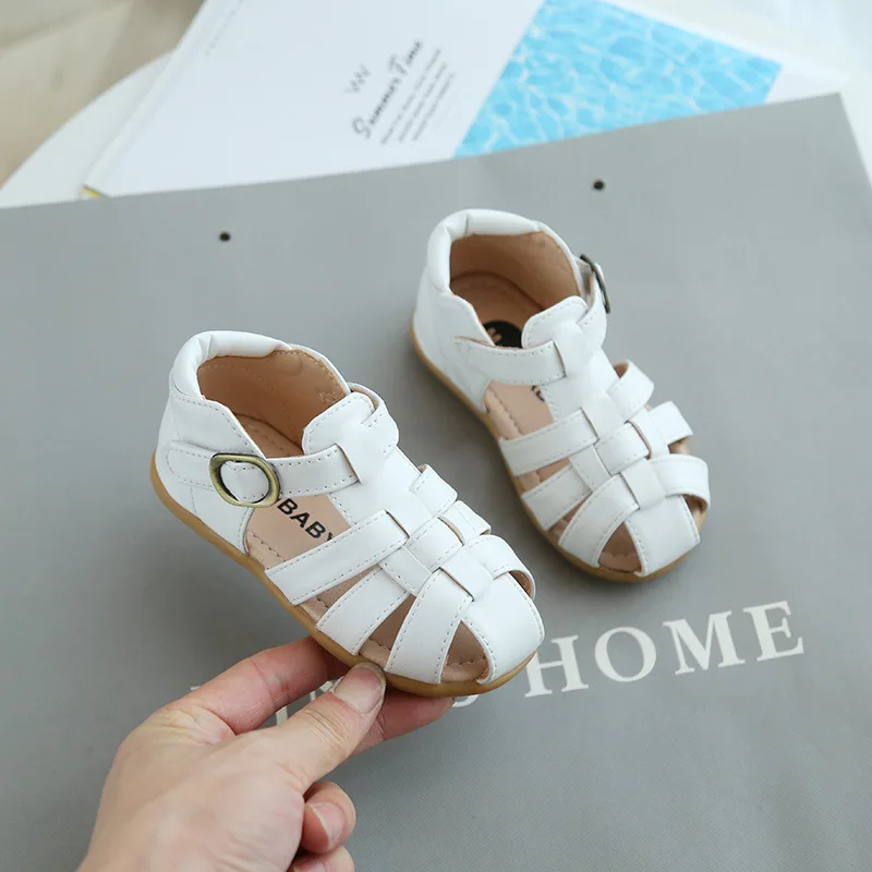 Детские сандалии для мальчиков кожаная обувь с вырезами лето 2022 новинка