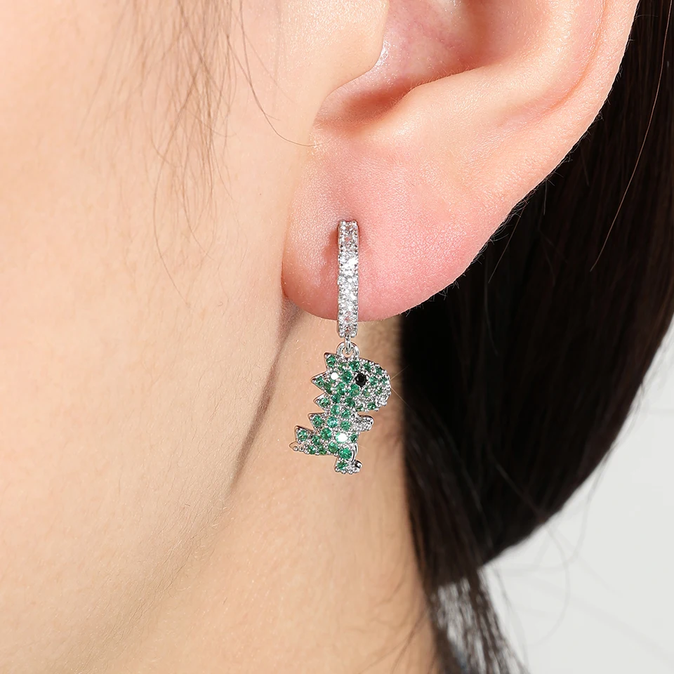 Серьги-кольца ZAKOL с зеленым цирконием в форме динозавра для женщин и девочек.