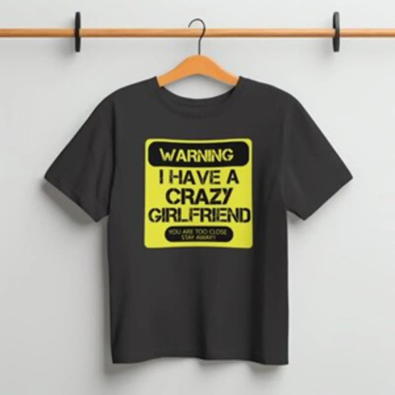 Фото Забавная футболка с надписью «Crazy Boyfriend and Girlfriend Party Danger Warning», винтажная, с эффектом потертости, дизайнерская одежда, стильная, унисекс. №1