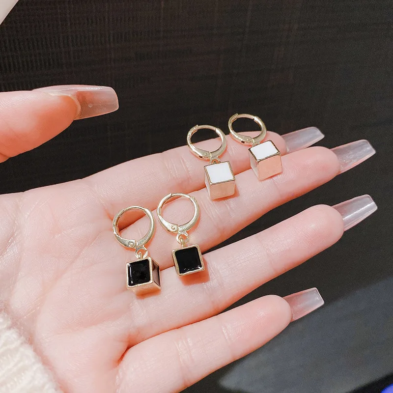 2024 Новое поступление темпераментные черные эмалевые квадратные Висячие серьги