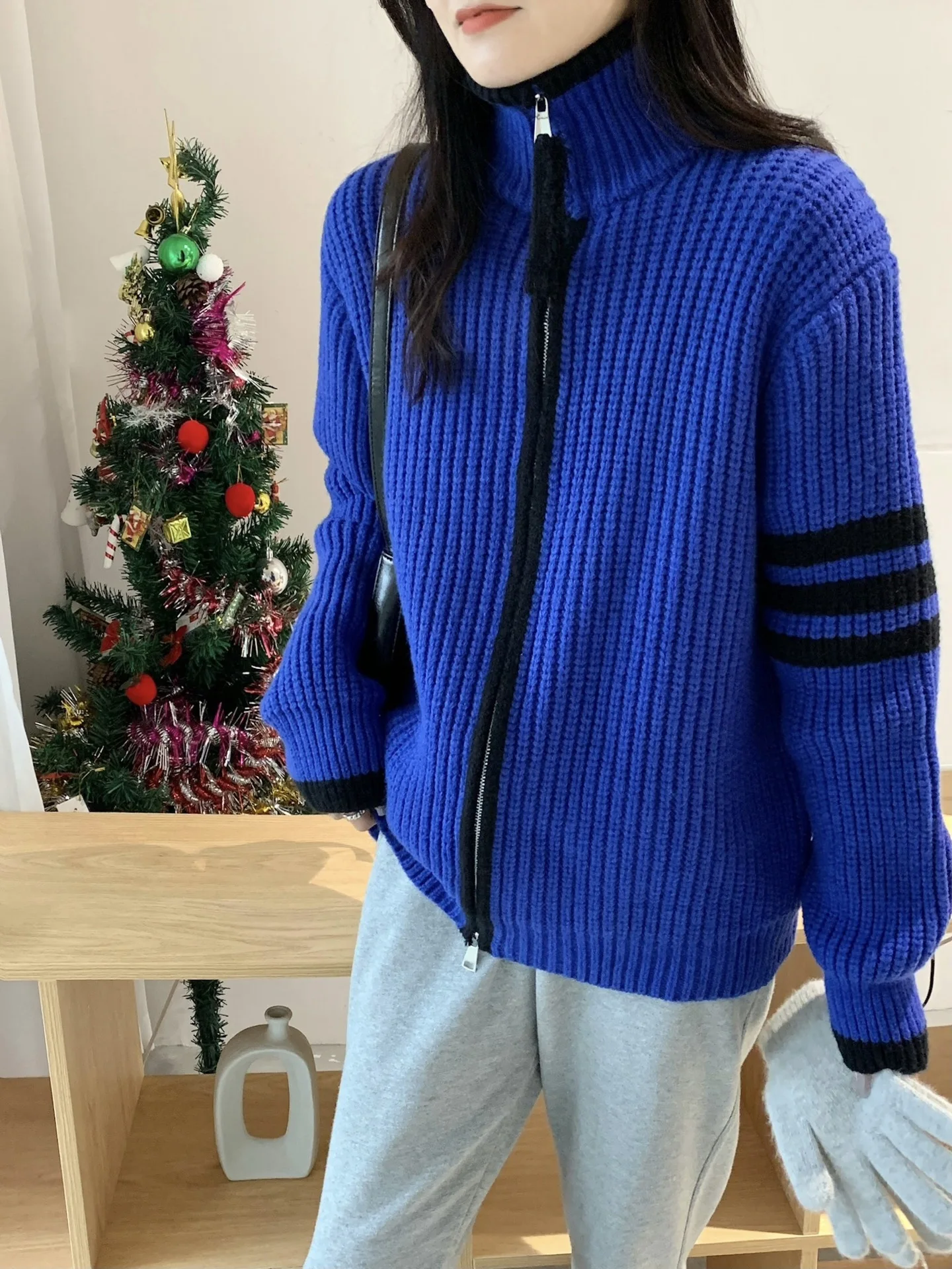 

2022 winter new lazy style Klein Blue zipper high neck sweater women's thickened color blocking sweater