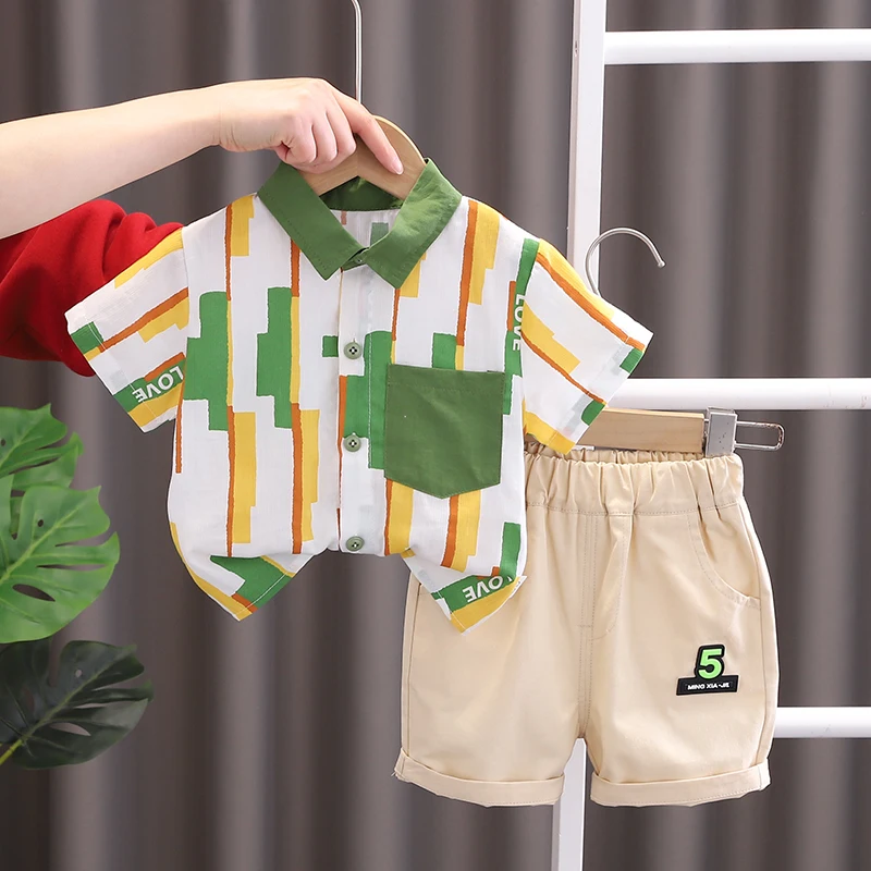 

Детский летний комплект, новый комплект из двух предметов с короткими рукавами для мальчиков, желтая зеленая полосатая рубашка с принтом дл...