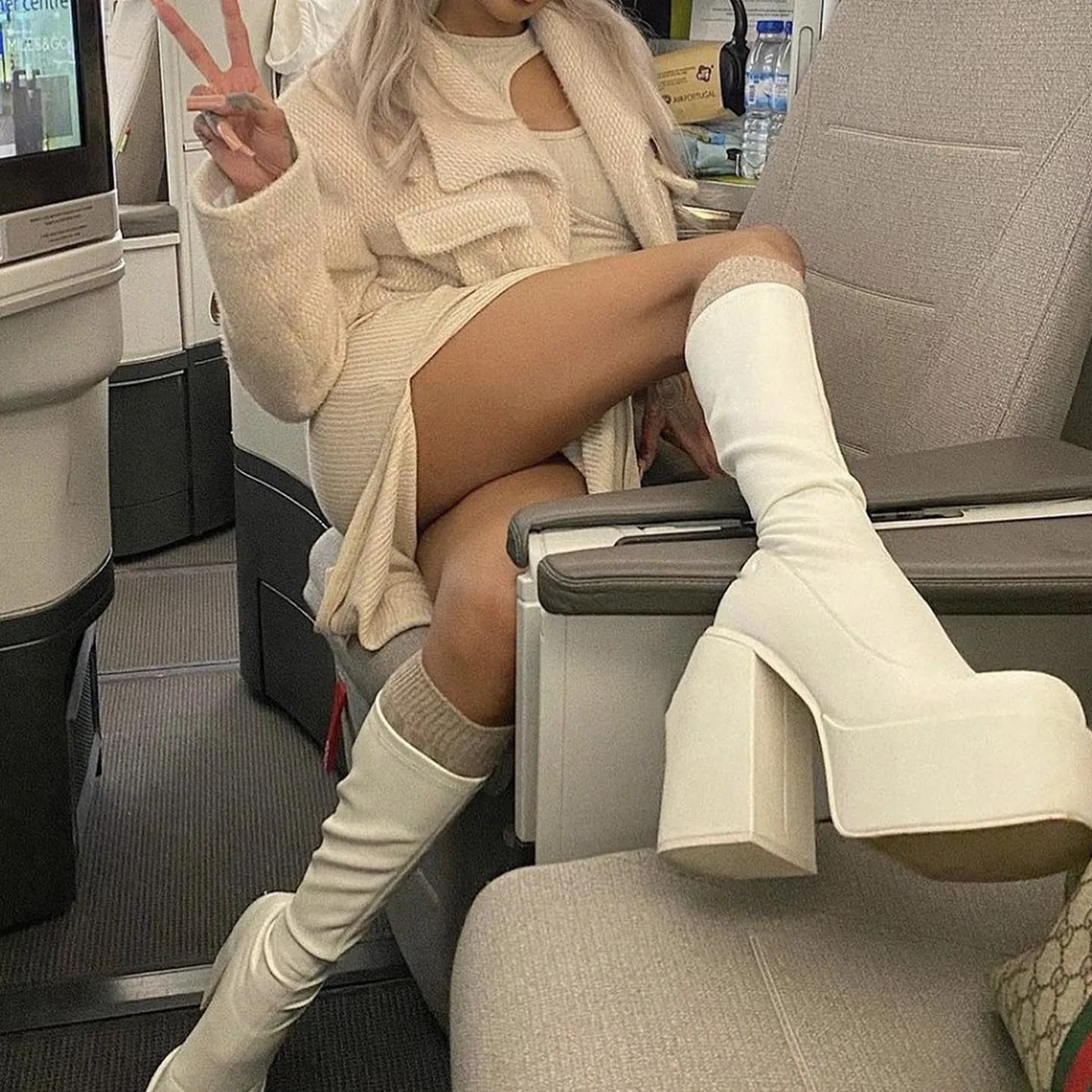 Женские сапоги выше колена на платформе со странным каблуком