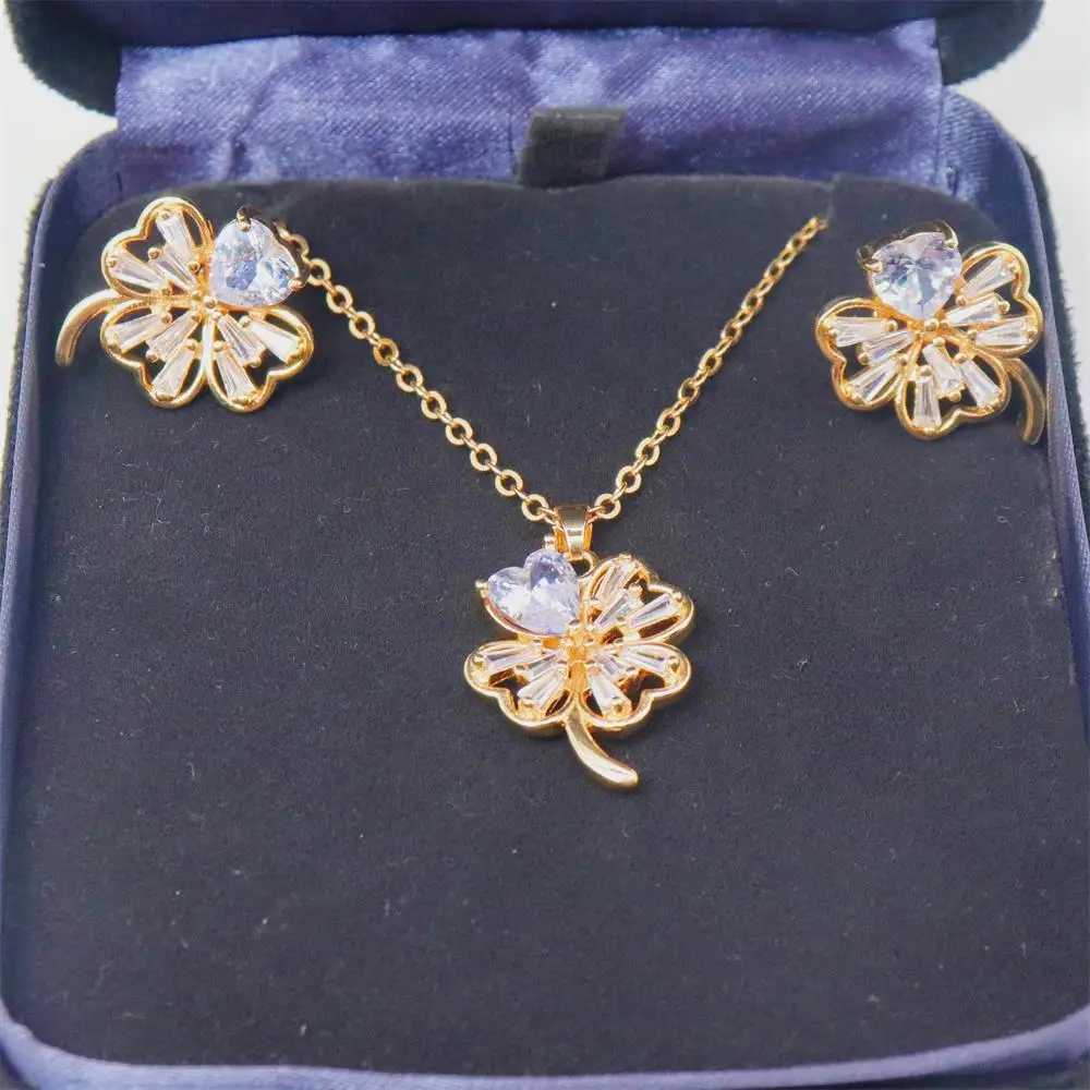 Цепочка с подвеской в виде четырехлистного клевера фианитом