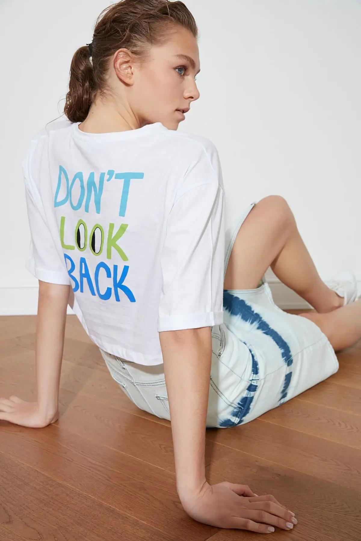 

Trendyol Loose Crop Back Printed Knitted T-Shirt TWOSS21TS2933