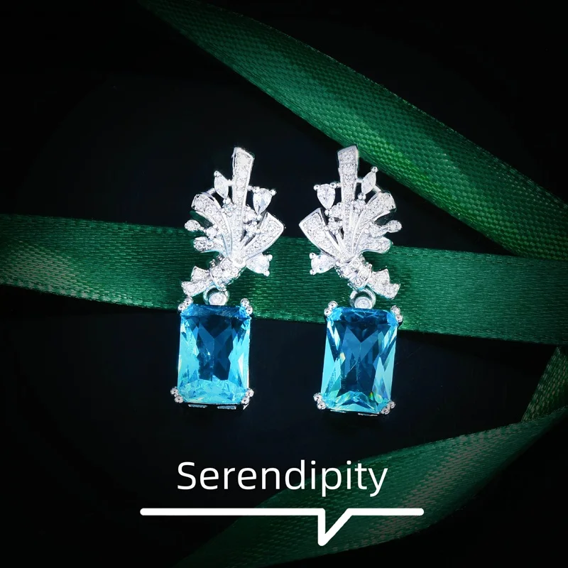 

Серьги-гвоздики из белого золота, 18 карат