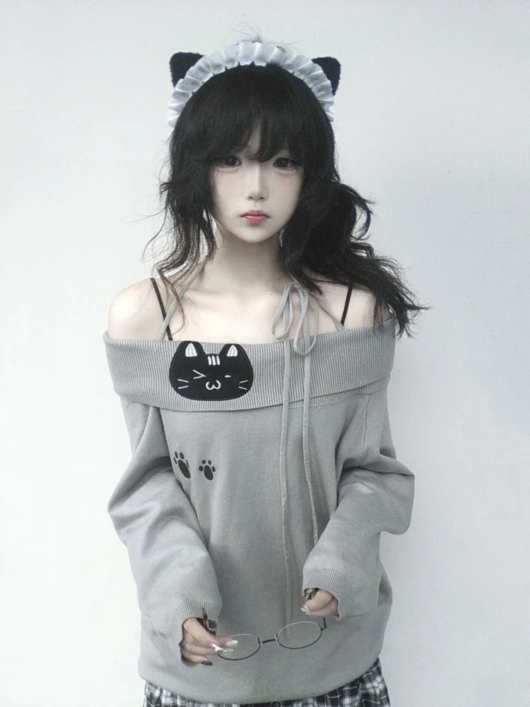 Женский вязаный пуловер с котом и воротником-лодочкой