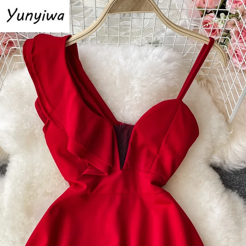 Женское мини-платье с открытой спиной