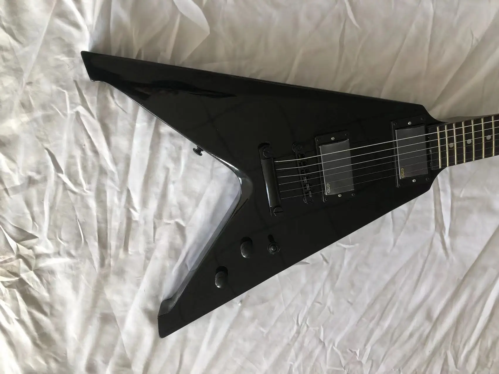 

Oem Black 6 Strings Electric Guitar Mahogany Body And Neck Inlays Bat EMG Pickup Glossy Finish Free Delivery