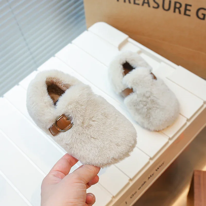 Зимние детские туфли на плоской подошве с пушистой пряжкой и круглым носком