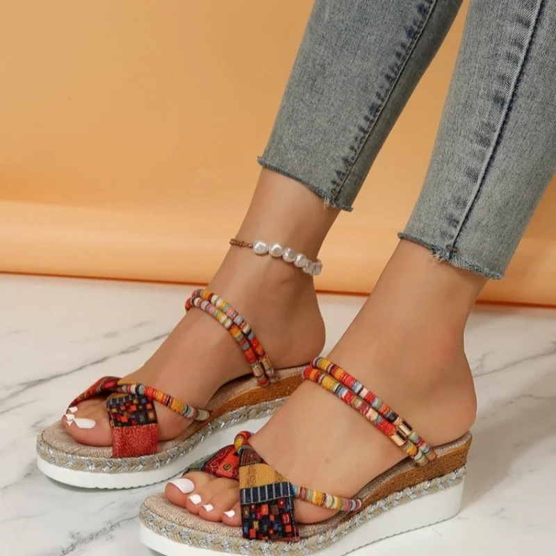

Сандалии женские на танкетке, модные босоножки на толстой подошве, повседневные пляжные тапочки из цветной ткани, в богемном стиле, лето