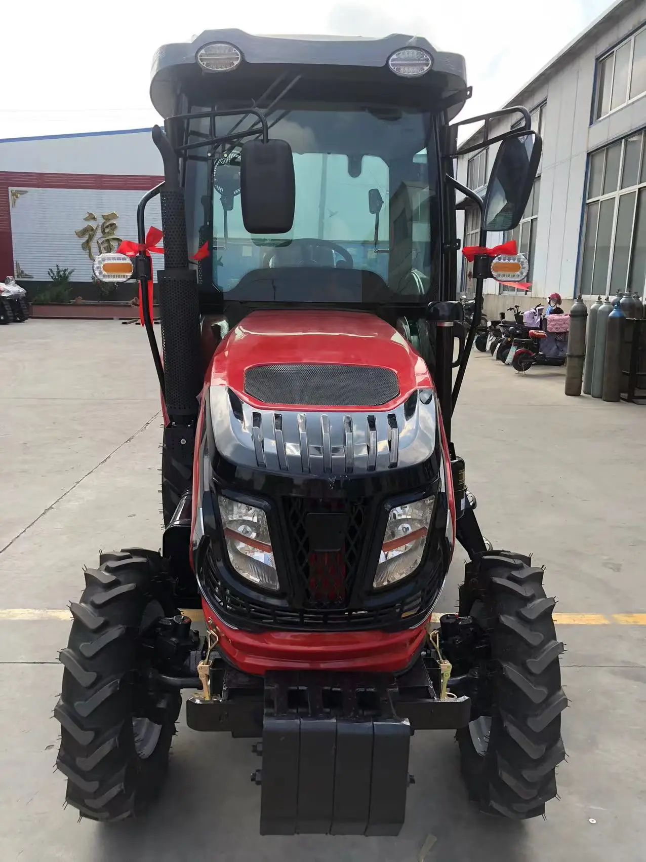 4-колесный сельскохозяйственный трактор мощностью 50 л.с. с роскошной кабиной