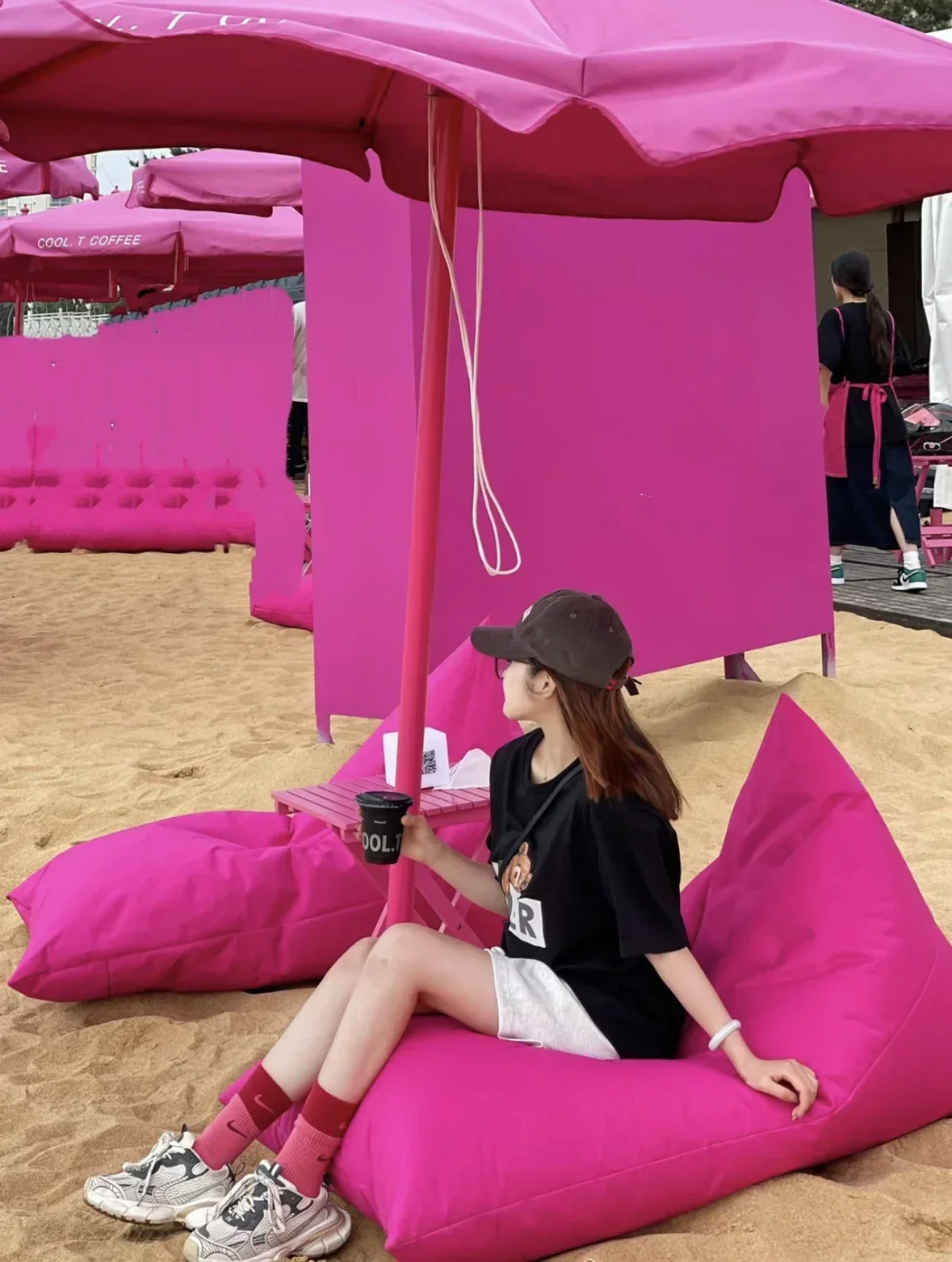 Розово-красный пляжный стул солнцезащитный козырек необычный магазин орнамент