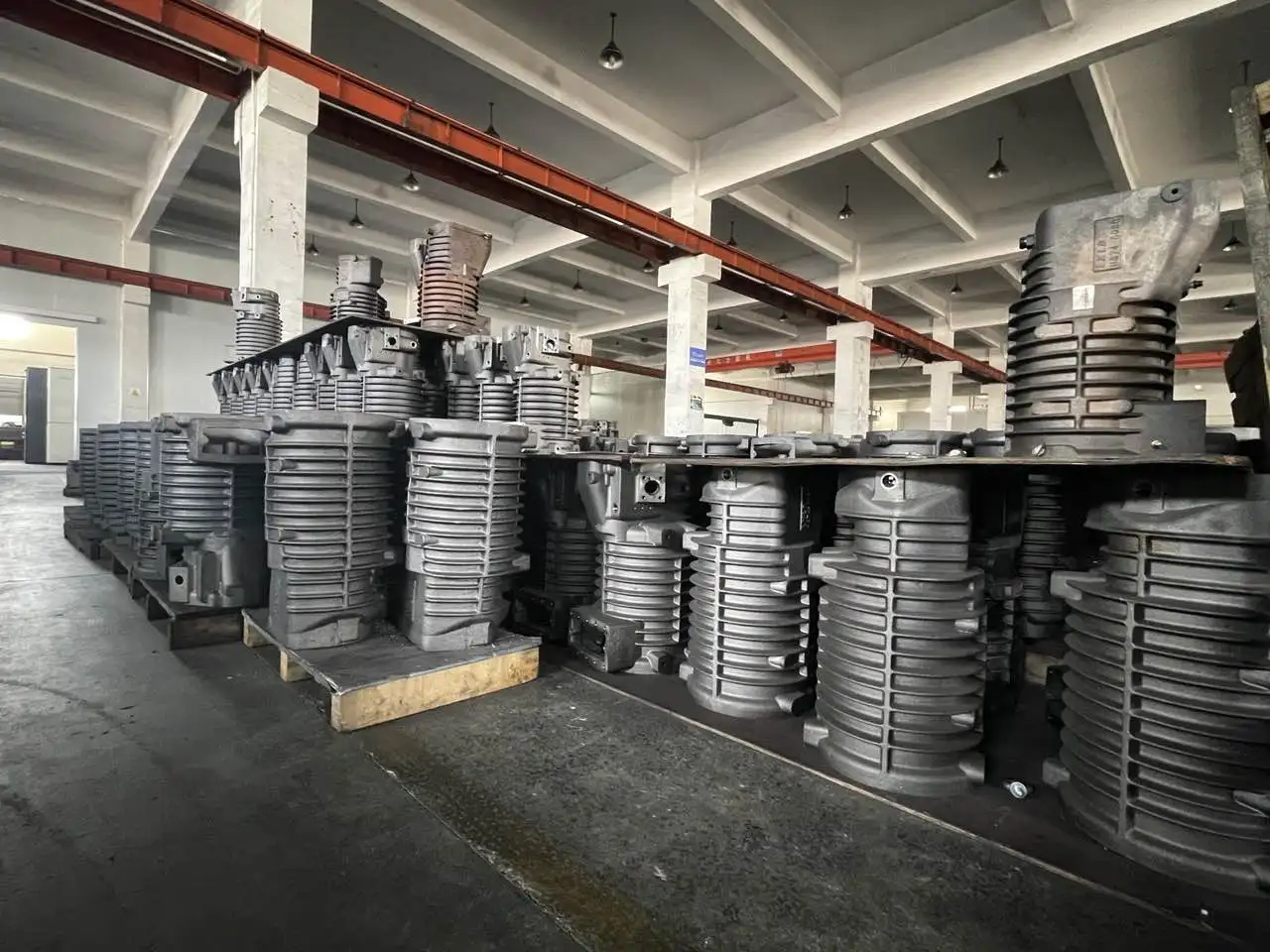 Полугерметичный возвратно-поступательный компрессор холодильника