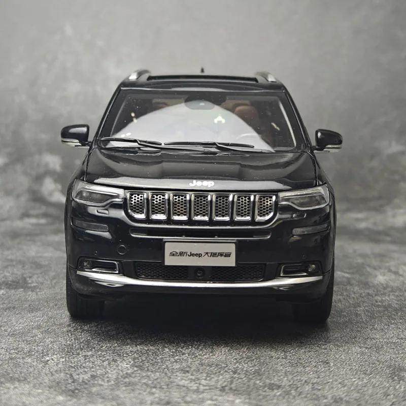 Металлическая модель автомобиля JEEP Grand Commander