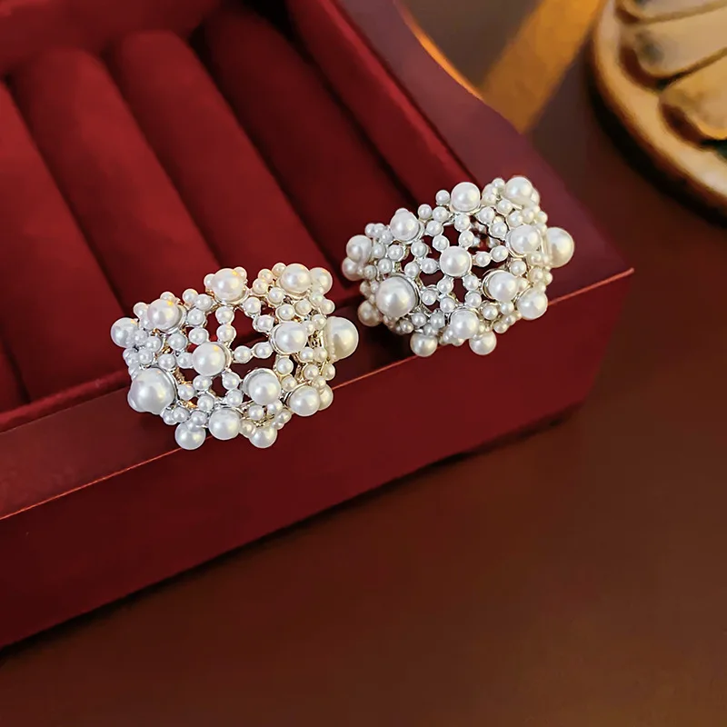 Ассиметричные металлические жемчужные серьги в европейском и американском