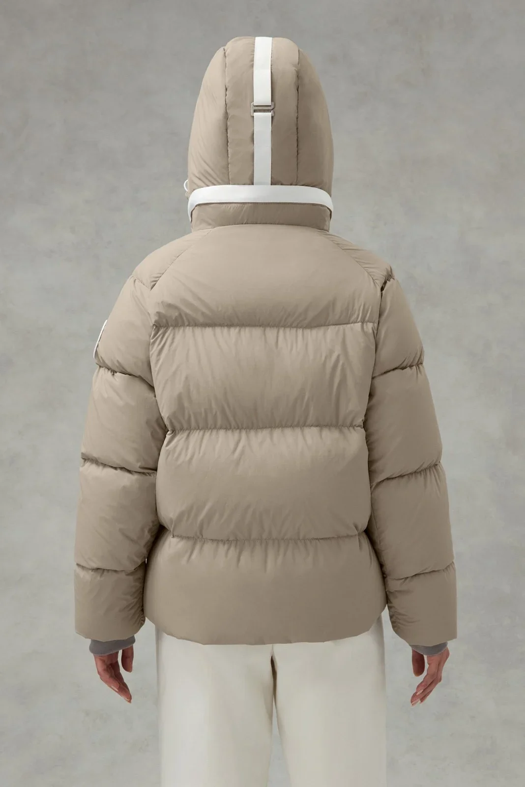 Рисунок 2 - Женский зимний пуховик с капюшоном