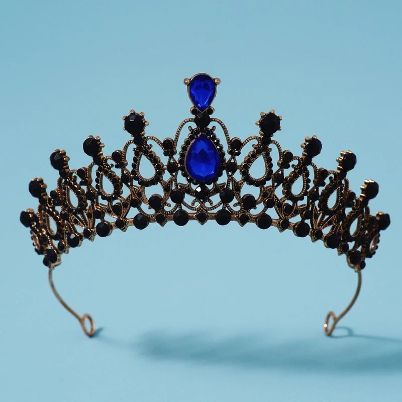 

Классическая черная тиара в стиле ретро, насыщенная темной атмосферой, создана для женских представлений