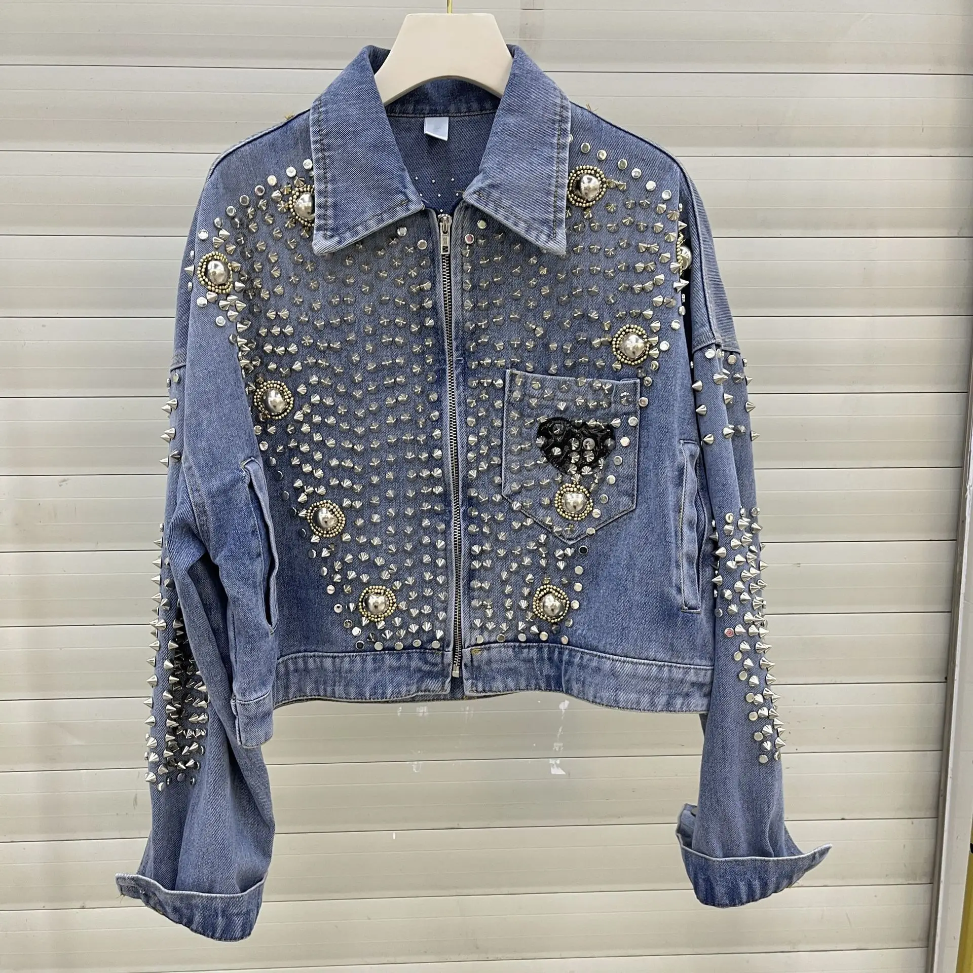 

Женская джинсовая куртка, винтажная модная Свободная джинсовая куртка с длинным рукавом и заклепками, с металлическими шипами, повседневная одежда для женщин, весна 2023