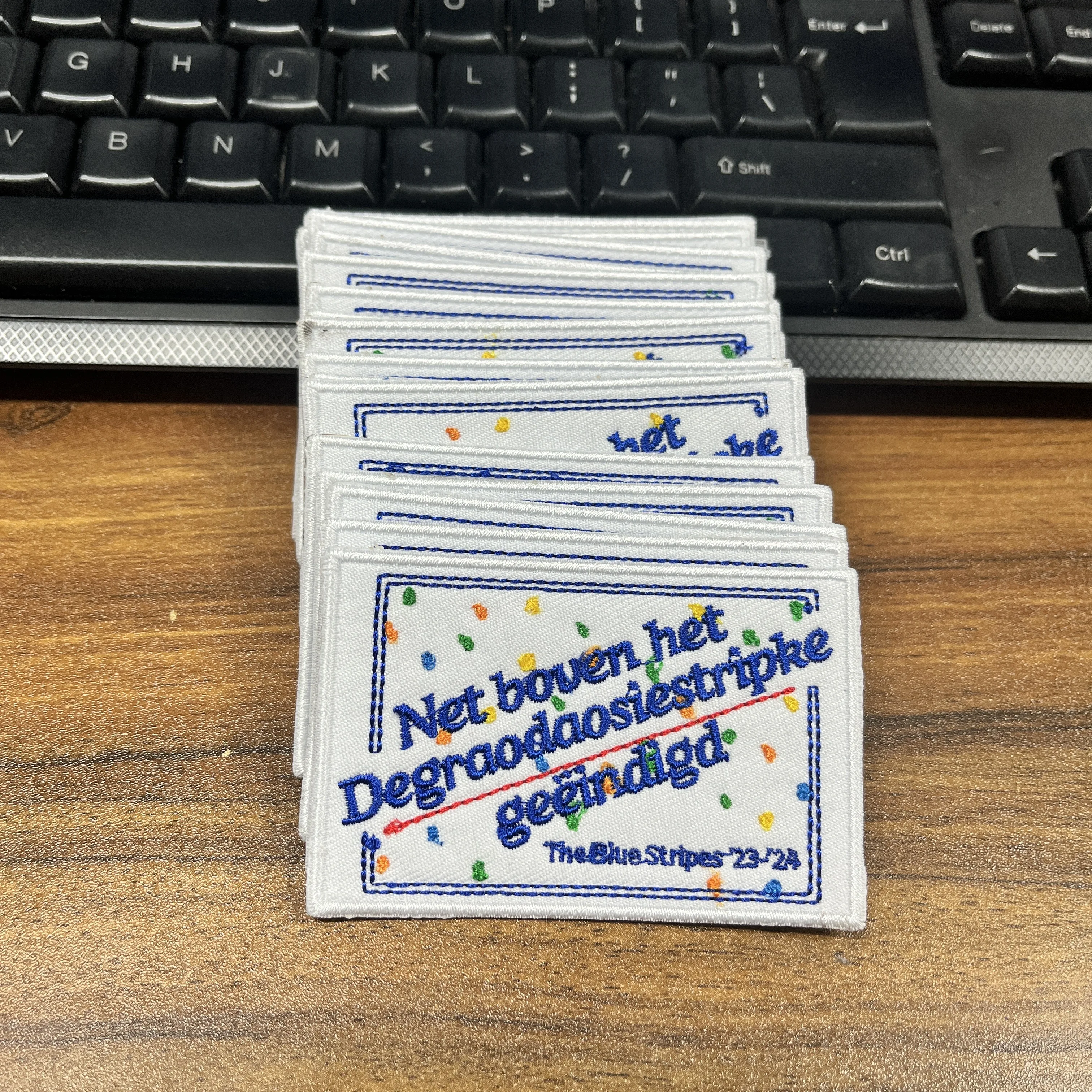 Нашивки с вышивкой на заказ термоклейкие нашивки для одежды сделай сам дизайн