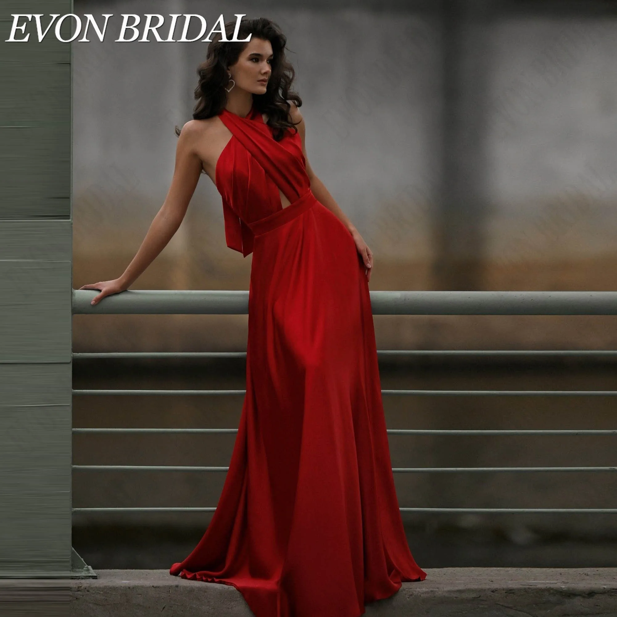 Фото EVON BRIDAL Вечерние Платья А-Силуэт Из Красного Атласа Горловина Халтер Скрещенный Крой С Вырезом На Животе Без Рук Глубокая Открытая Спина Изготовлено На Заказ Красные Вечерние Платья Элегантное Платье На Выпускной №4