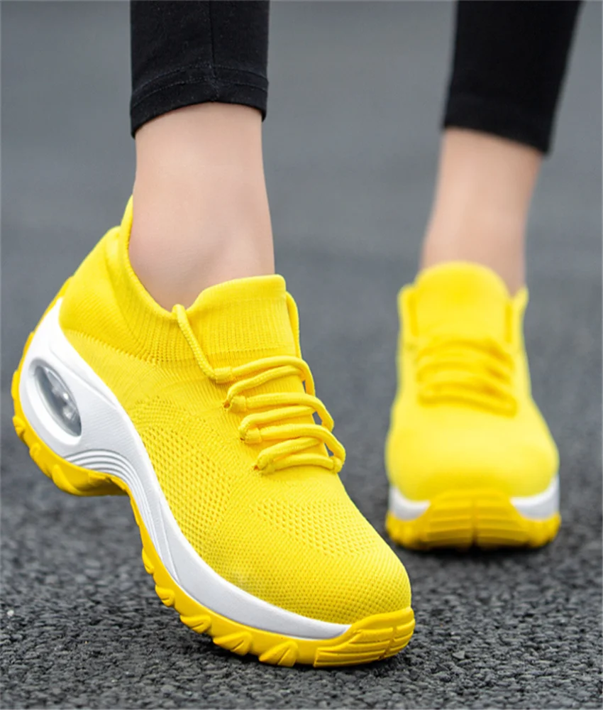 Mesh Breathable Women Sports Shoes New Four Seasons Flying Woven Leisure Running Shoes Ladies Light Flat Walking Sneakers