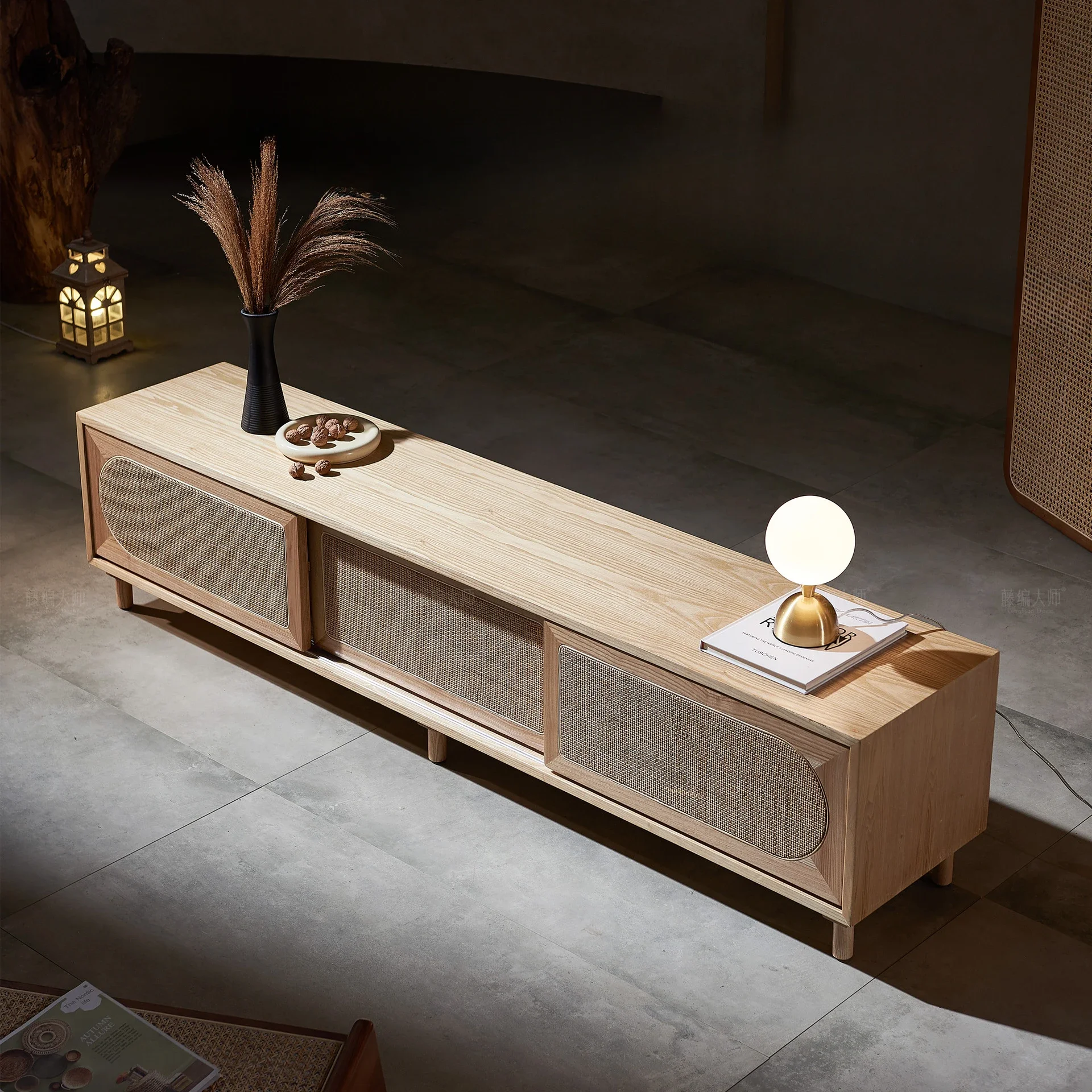 Простой шкаф для телевизора из цельного дерева ротанга в японском стиле шкафчик