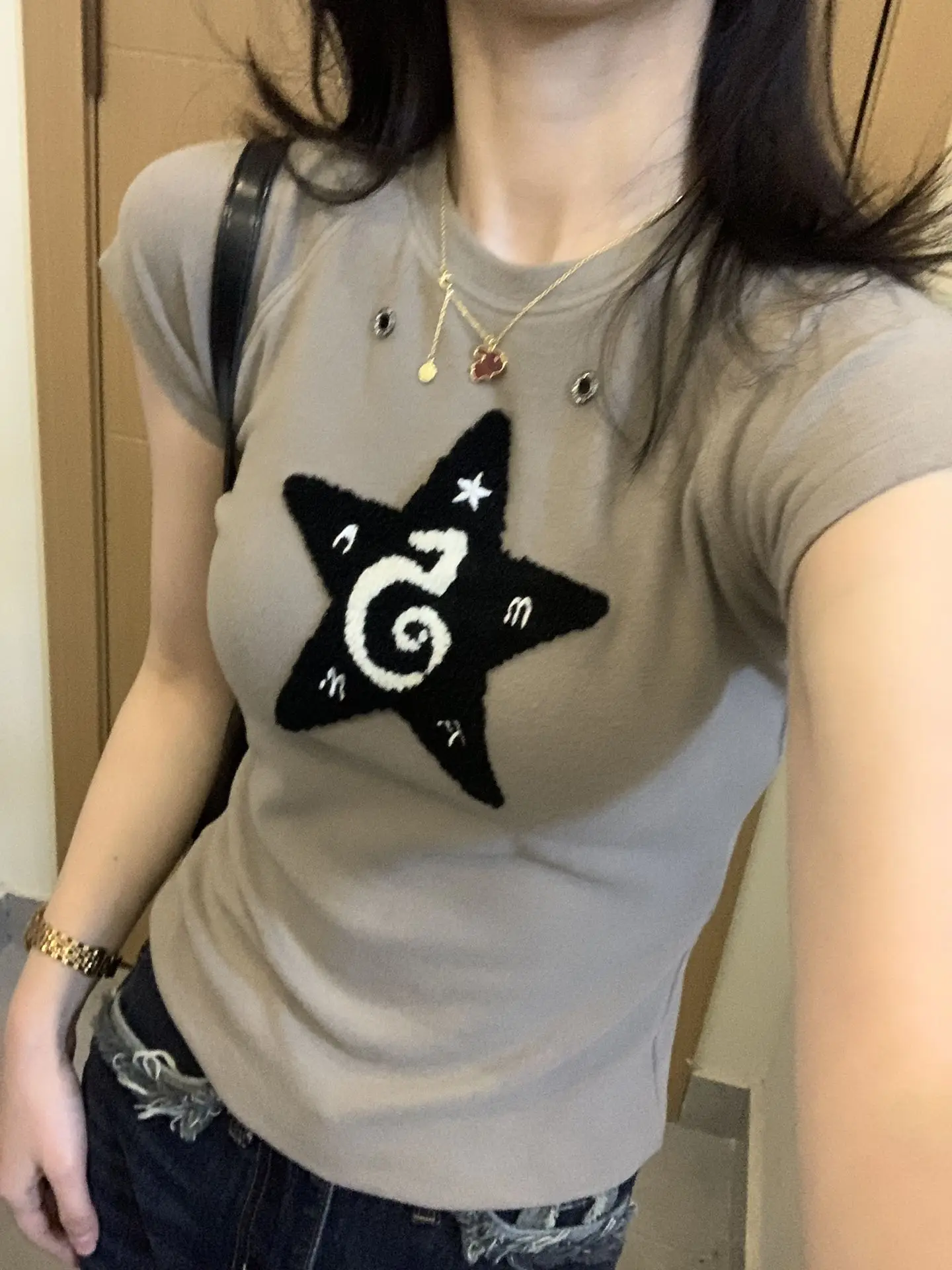 

Облегающая футболка со звездами и графическими люверсами, короткий топ, летняя футболка, укороченная Женская одежда, в стиле Харадзюку, стиль гранж, y2k, женская одежда в Корейском стиле