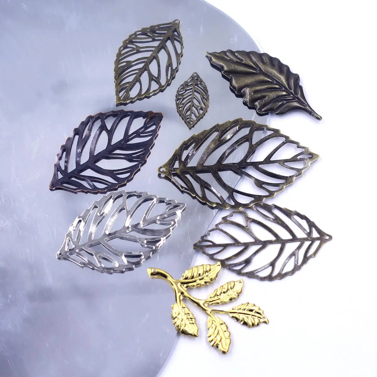 

30Pcs Pendants Wraps Filigree Leaf Leaves Plant Alloy Connectors For Embellishments Scrapbooking Crafts Jewelry DIY Accessories