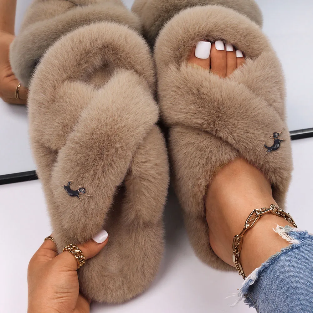 Fur Slippers Women Designer Furry Slides Ladies Flip Flop Cartoon Puppy Decor Faux Fur Sandals House Slippers Luxury Brand Shoes