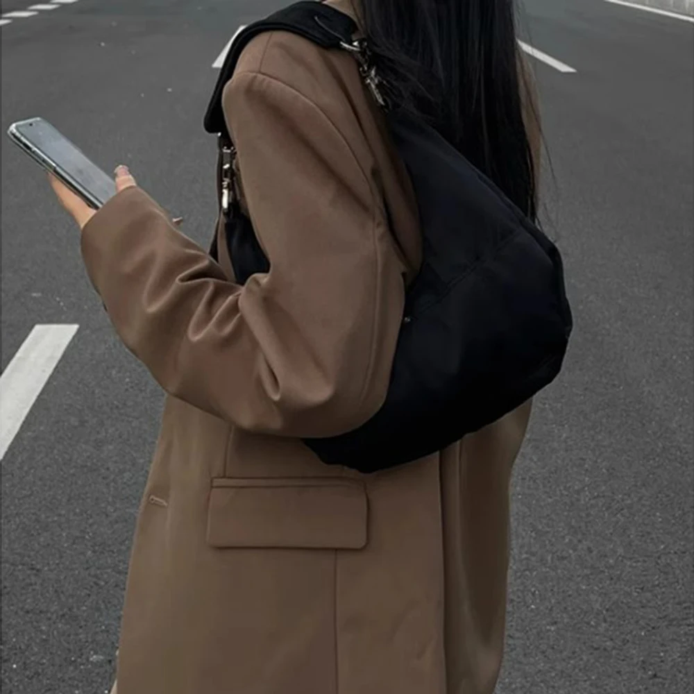 Нейлоновая сумка-хобо на плечо