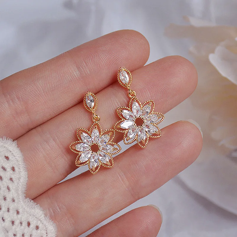 

Luxury Crystal Zircon Flower Drop Earrings for Women Elegant Fashion Metal Gold Earrings Girl Party Jewelry Gift 2022 New Trend