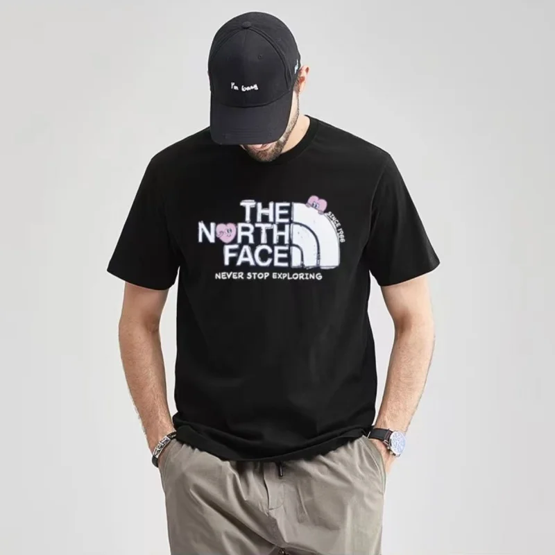 Фото Футболка THE NORTH FACE в американском ретро-стиле с принтом в виде сердца, повседневная, для активного отдыха, с коротким рукавом, унисекс №4