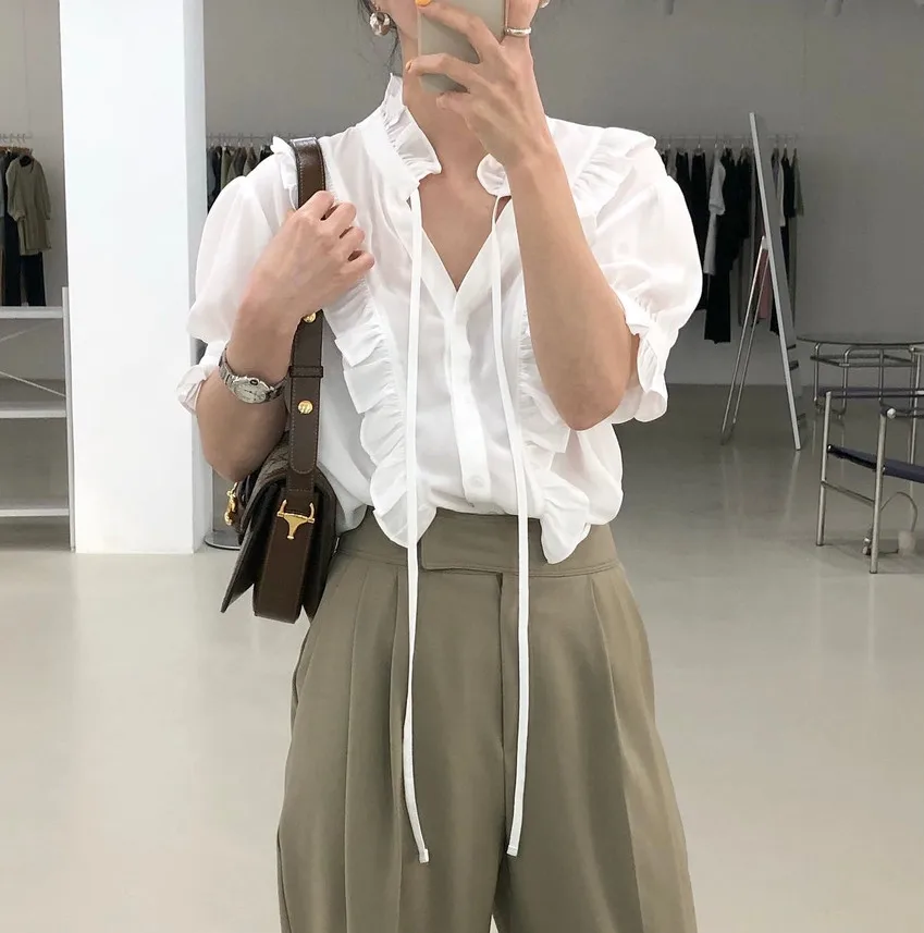 

Early Spring Niche Design Lotus Leaf V-neck Tie Stitching Lace Single-breasted Puff Sleeve Shirt Women