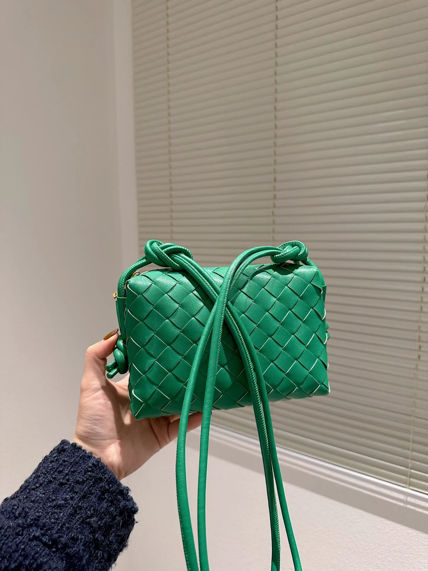 

Модная квадратная сумка для подмышек тканые элементы с простой индивидуальностью мягкая воловья кожа классическая темпераментная моделир...