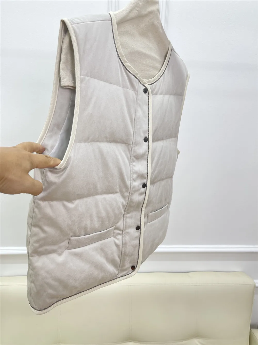 Зимний пуховый жилет женская однобортная куртка без рукавов с круглым вырезом и