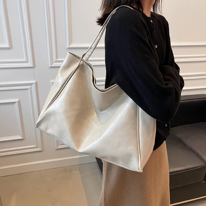 Сумка-тоут женская из мягкой кожи саквояж на плечо в стиле ретро повседневная