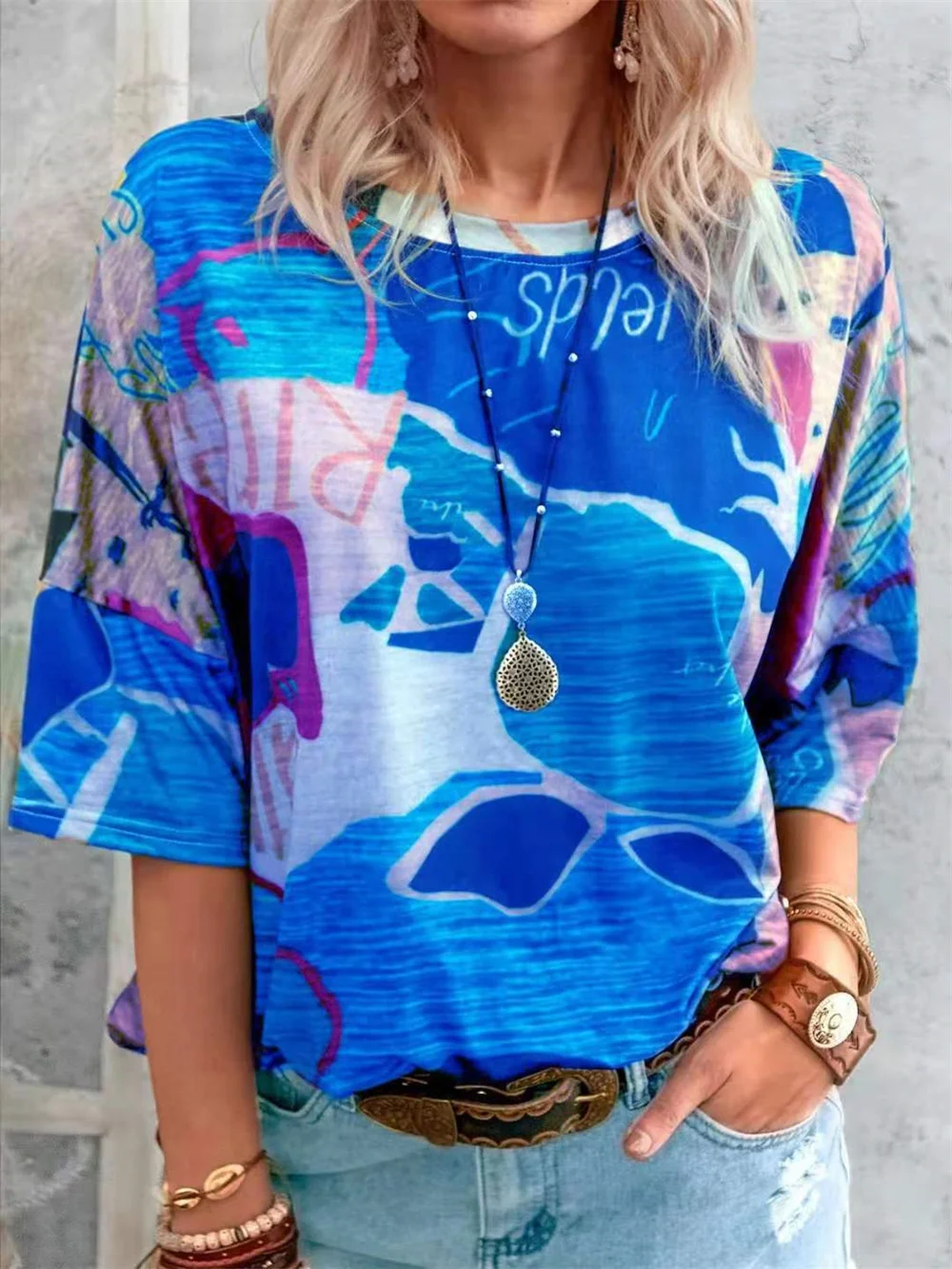 

Футболка женская свободного покроя, модная рубашка с градиентными контрастными полосами и геометрическим узором, с коротким рукавом, одежд...