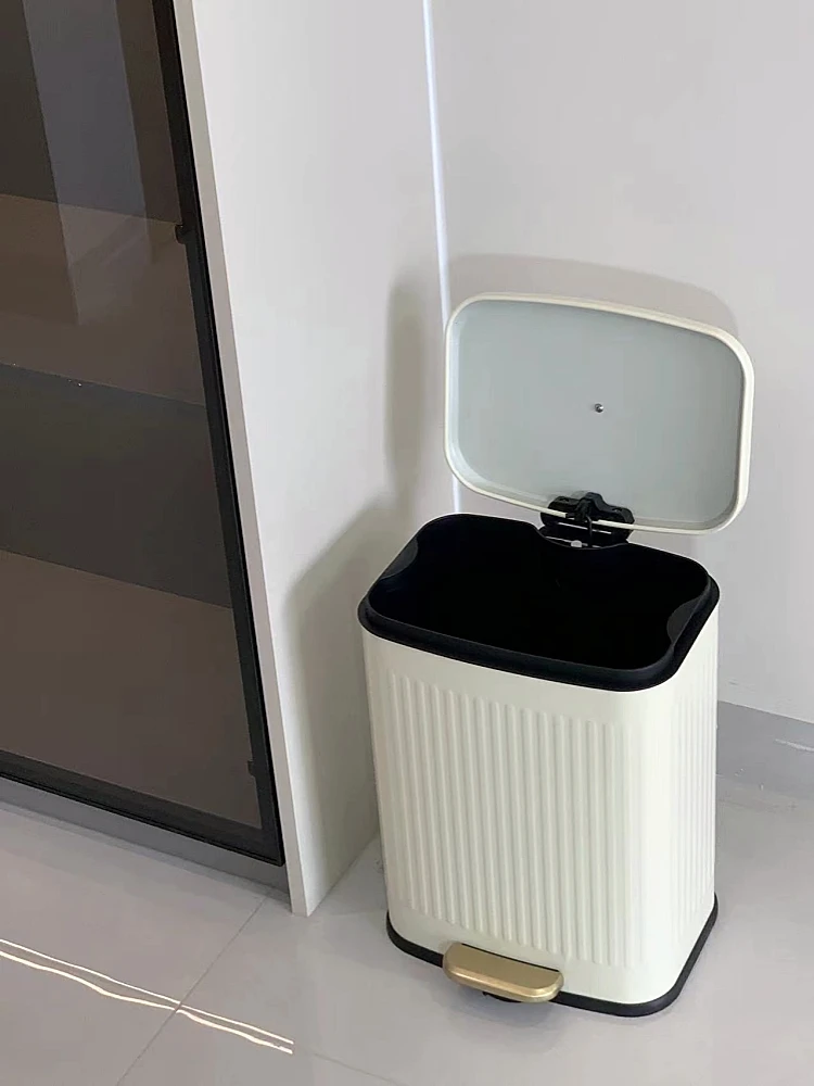 В стиле ретро кремовый американский вместительный роскошный мусорный бак с