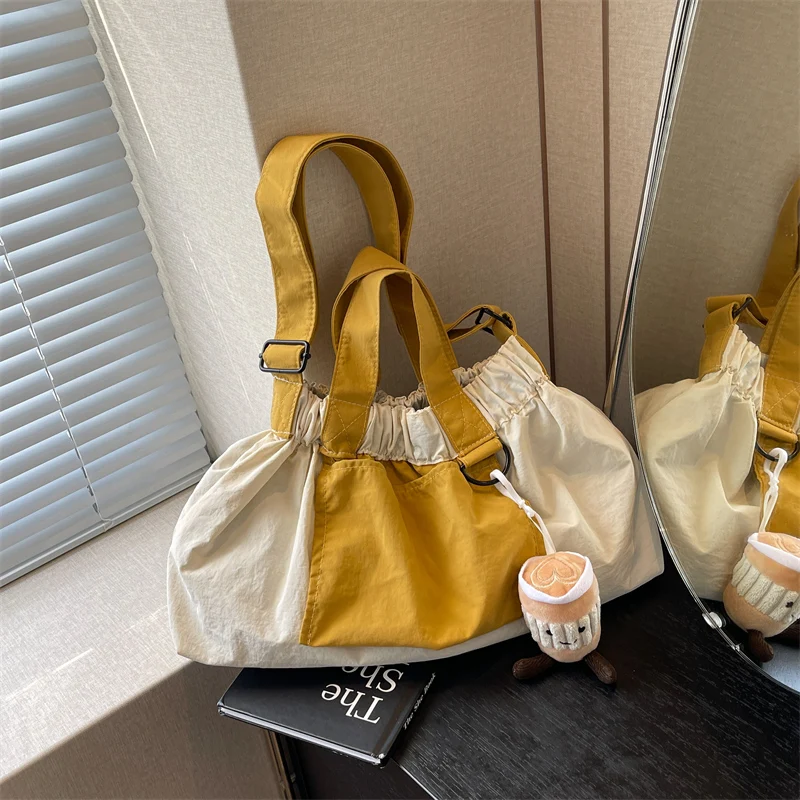 Вместительные сумки с внутренним отделением и верхними ручками контрастные