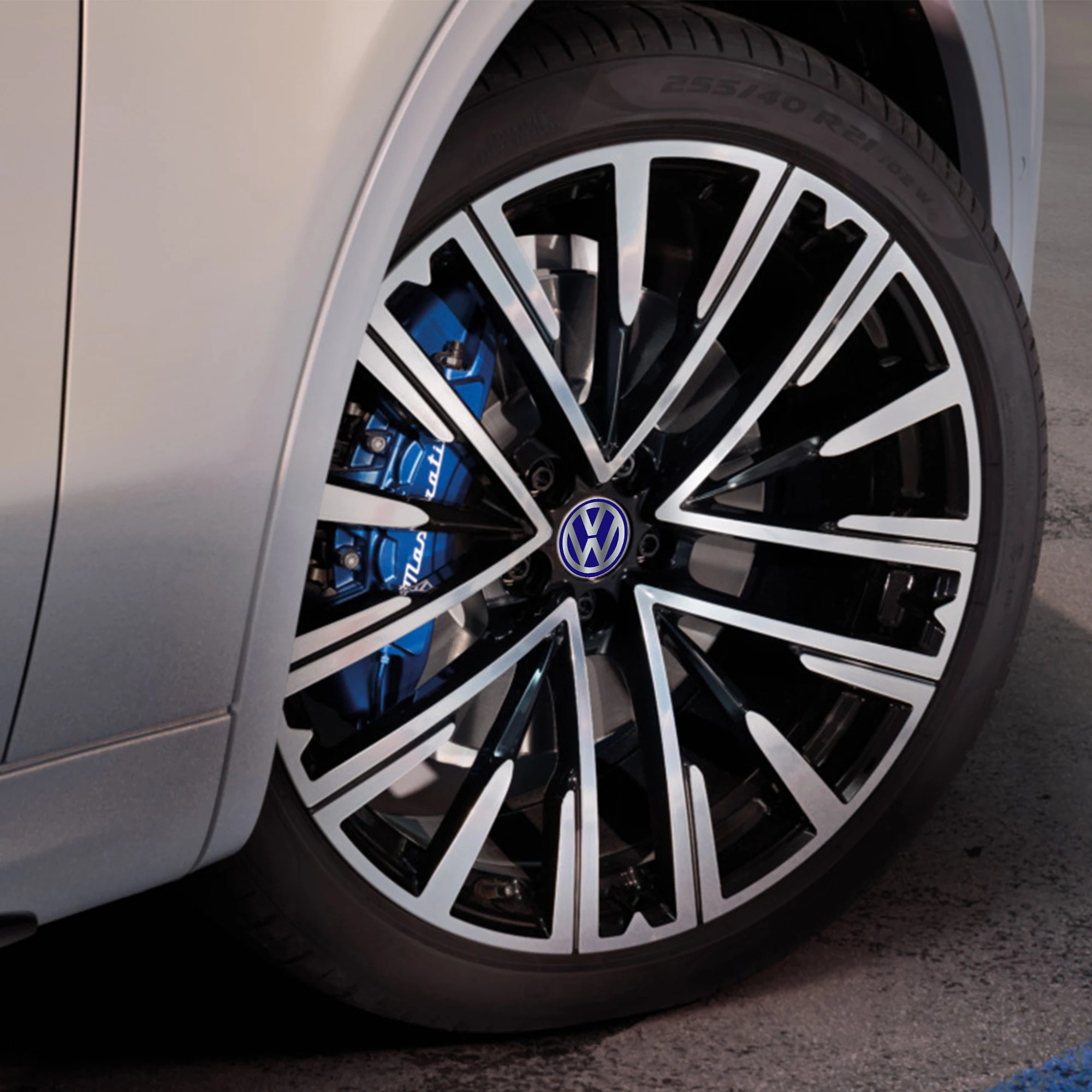 Фото Наклейки на центральные колпачки колес (4 шт.) для Volkswagen VW Golf Polo Tiguan T5 Passat B8 T-roc T6 Touran Touareg T4 №2