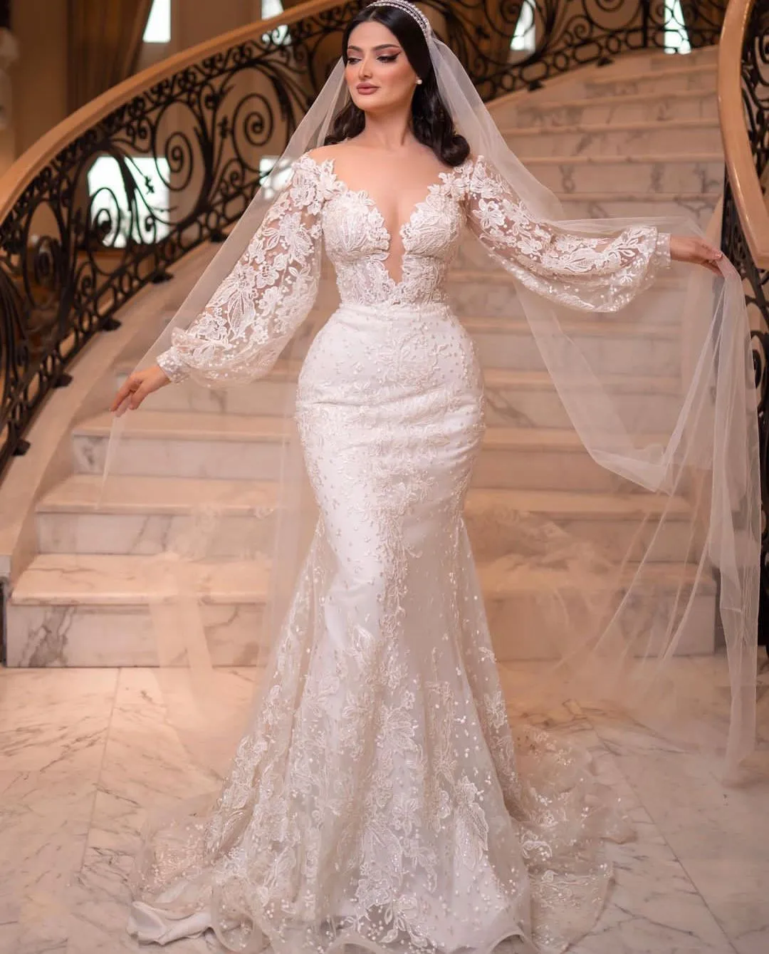 

Elegant Wedding Dress Applqiues Sequins Long Sleeves V Neck Shiny 3D Lace Train Ruffles Custom Made Bridal Gowns Mermaid